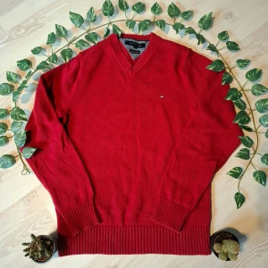 Röd v-ringad tröja från Tommy Hilfiger - Säljer en snygg röd v-ringad tröja från Tommy Hilfiger i premium bomull. 