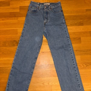 Levis ribcage straight ankle jeans  - Flitigt använda jeans från Levis men i väldigt fint skick💞största tecknet på användning är fransarna längst ner som blivit längre än dom ska vara, annars jättefina✨skriv vid frågor 