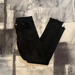 Nudie Jeans Tilted Tor  - Feta nudie jeans i modellen tilted tor, alltså slimfit. Storlek 32/36 men nerkortade till storlek 32/32.