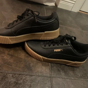 Svarta sneakers från Puma - Snygga svarta sneakers från Puma med en stilren design😁 Med en markerande och snygg sula😍 Har en så kallad cloadfoam vilket gör de extra bekväma😇Skulle säga att de även passar stl 37,  endast använda 5 ggr💕