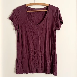 Mjuk sovtopp - Supermjuk t-shirt från Esmara med V hals! Tunt och luftigt tyg! Har använts fåtal gånger. Plagget tvättas noga innan leverans! Det är bara att skriva om du har några frågor! <3