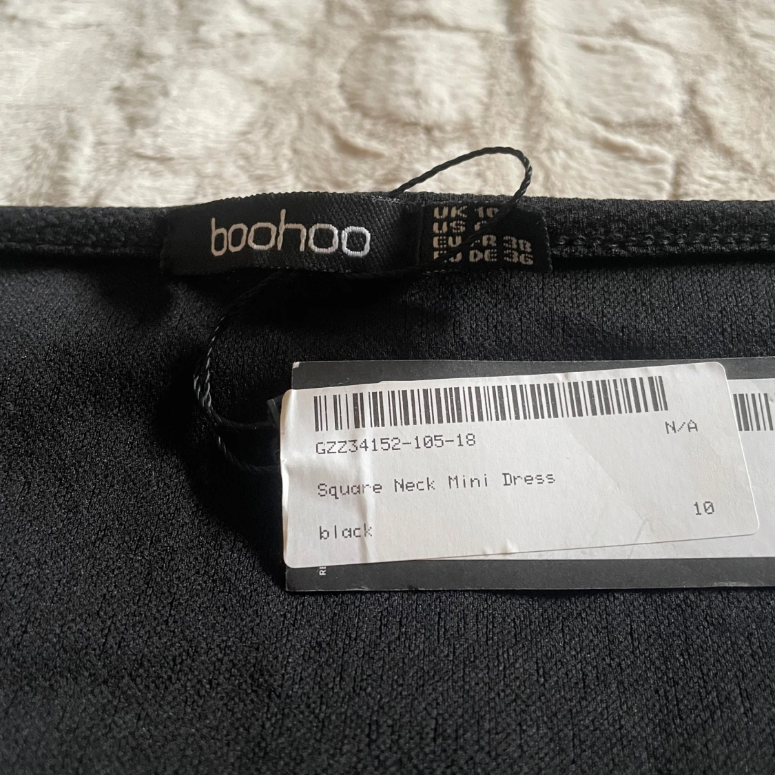 Svart klänning med fyrkantig hals från Boohoo - 1