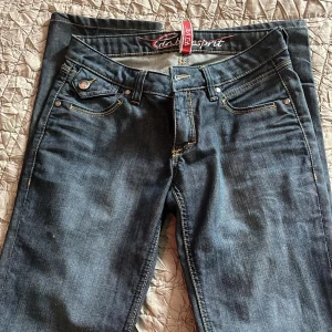 Jeans - Byxorna är från e-sprit i stoleken 28 i midjan men passar nån som är 25 i midjan då man kan dra ner de till lågmidjade. jag säljer dom för att dom är lite för långa för mig (jag e 165) dom är raka och lågmidjade med unika  detaljer! 