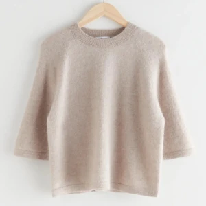 Beige stickad tröja - Säljer en mysig beige stickad tröja med trekvartsärm. Supersnygg men kommer tyvärr inte till användning är som ny endast använd fåtal gånger, skriv för fler bilder💕💕