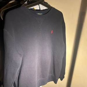 Polo Ralph Lauren sweatshirt  - Säljer denna stiliga sweatshirten från Polo Ralph Lauren. Tröjan är som ny och bara använd fåtal gånger. Storleken är 18/20 år i barn storlek men passar xs och s. Hör av er vid frågor!