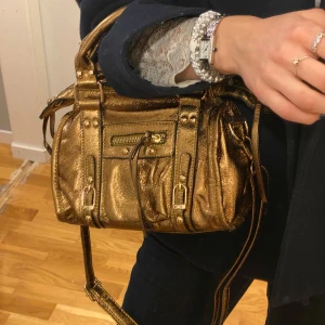 Assnygg guldig handväska - Så snygg guldig handväska i metallic färg & fina detaljer💛Ej säker på om jag vill sälja än,  men välkomnar prisförslag😊