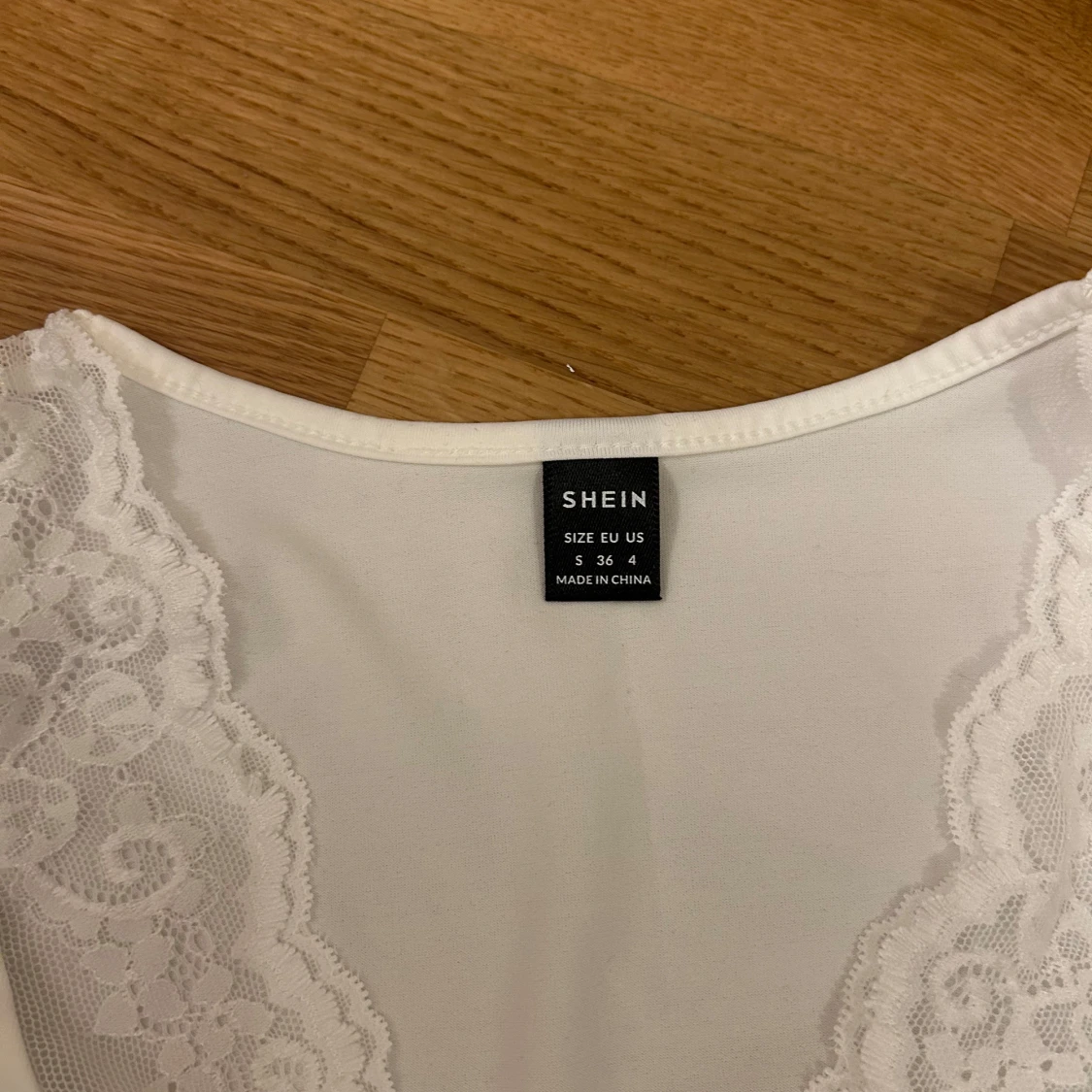 Vit långärmad topp med spetsdetaljer från Shein - 1