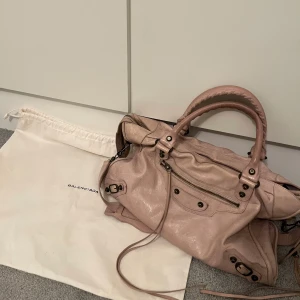 Balenciaga city bag  - Säljer min Balenciaga väska💓Fin ljusrosa nyans, 38cm x 25cm x 10cm. Köpt i andra hand på Vestiaire collective och vill nu att nån annan ska få användning för den. Den är äkte med serienummer och är säkerhetskontrollerad. Skriv för frågor!