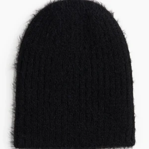 Svart fluffig mössa från hm - Säljer denna slutsålda mössan från Hm då den inte kommer komma till så mycket användning. Mössan är fortfarande i original förpackningen och är aldrig använd.