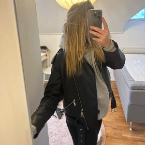 Svart skinnjacka  - Snygg skinnjacka, gillar modellen väldigt mycket. Får tyvärr inte användning för den dock 🩷