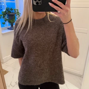 Stickad T-shirt  - Jätte fin stickad T-shirt från Ginatricot. Säljer pga att den inte kommer till användning 