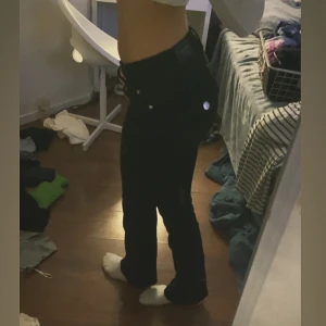 Svarta jeans från gina tricot - Snygga svarta jeans från gina tricot i storlek 34 med en klassisk design. De har en knapp och dragkedja framtill och är perfekta för en stilren look. Passar bra till olika outfits och tillfällen. jag är 1,67 och det passar mig perfekt i längden