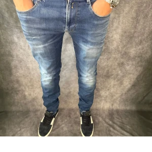 Replay Anbass - Replay anbass jeans | Storlek W32/L33 | Benlängd: 109 cm / Midja: 43 cm | Nypris runt 1800 | Säljer för 499kr | Fraktar via instabox på kundens bekostnad | Kontakta för fler frågor eller funderingar.