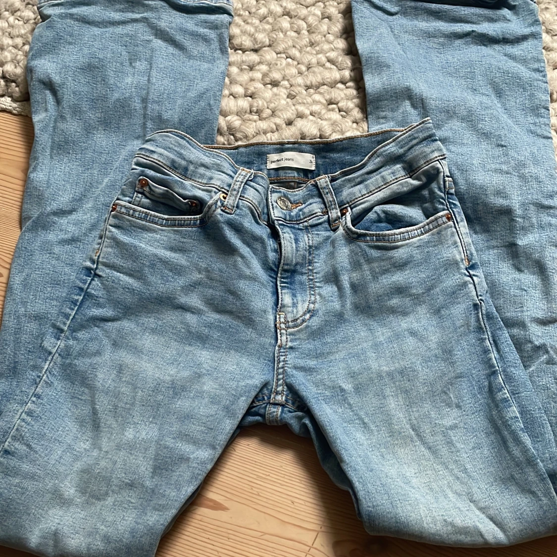 Ljusblå jeans 