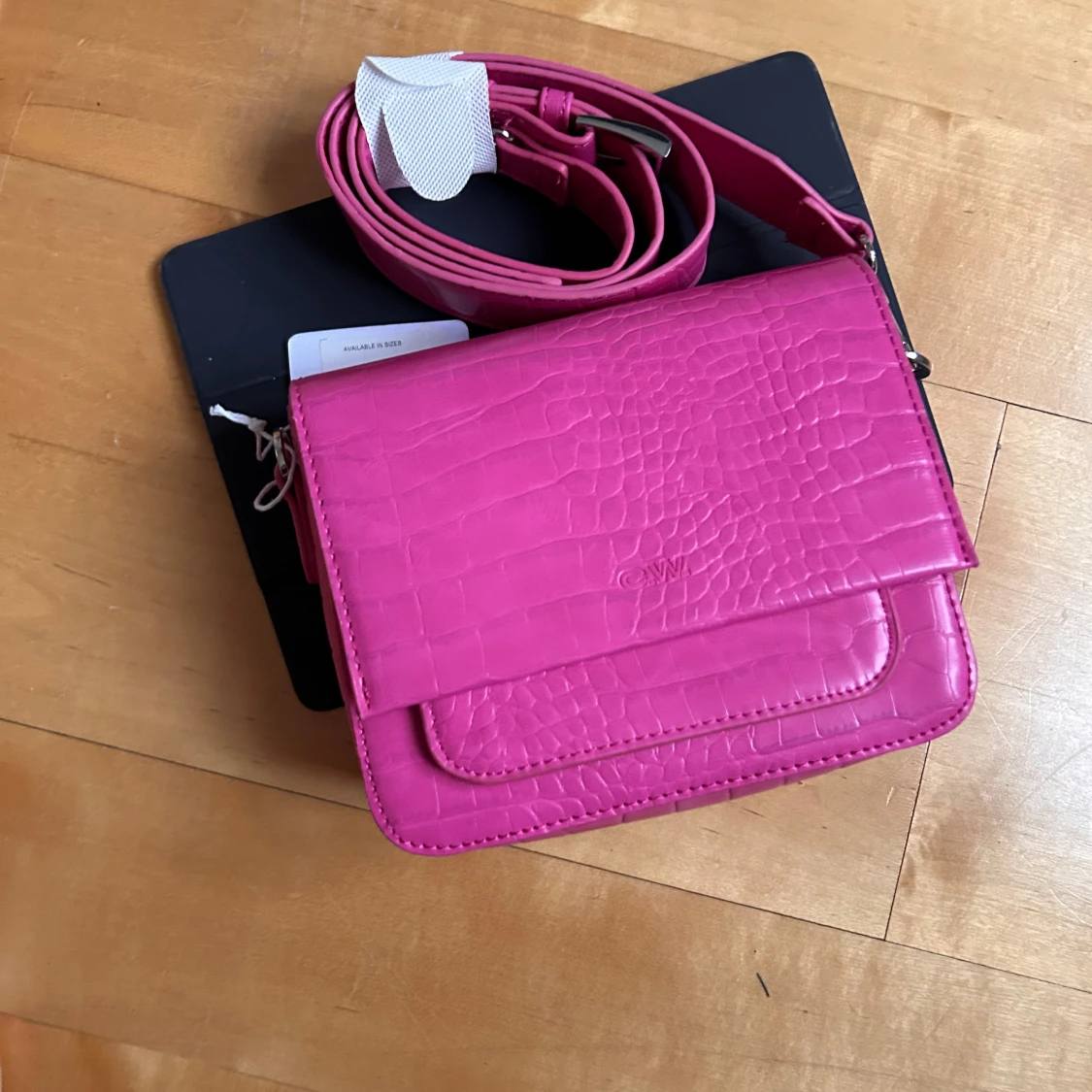 Rosa axelväska i krokodilmönster - 2