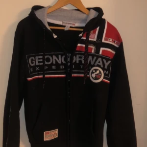 Svart hoodie från Geo Norway - Tja! Säljer denna hoodie då den inte kommer till användning. Hoodie är använd 2 ggr och är nästan i helt nytt skick och inga defekter. Hoodie har mycket kvar att ge! Skriv gärna vid fundering 😃