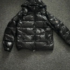 Moncler - Den är som ny! Inga skador alls och alla NFC funkar!     Skriv för flera bilder eller om du har några frågor!!          Storlek L men funkar som M också alltså 4 som det står i bild 4!