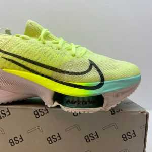 Nike Zoom sneakers.  - Nike Zoom sneakers i neongul färg med svarta detaljer.  Helt nya använda två gånger.  Zoom Air-enhet i sulan för extra komfort och dämpning. Perfekta för träning eller tävling. St38