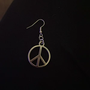 Ett örhänge  -  Säljer ett örhänge som jag gjort själv ⭐️ obs! Endast ett örhänge inget par!!! 💕 nytt skick då jag gjort den själv och det är ej använt ⭐️ dock har berlocken lite små defekter men absolut inget man tänker på 💕 