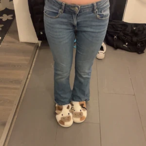 Blå bootcut jeans frön gina - Säljer mina favoritbyxor eftersom de har blivit för små på mig💔 De är i bra skick och inga tecken på användning. Köpte de för runt 200kr på Gina.