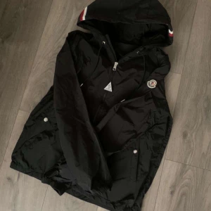 Moncler Windbreaker - Hjälper en kompis och sälja sin windbreaker då han inte använder den längre, vet ej om den är äkta eller inte då han köpte den för ett tag sen av en kompis 