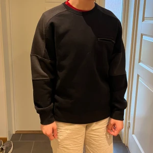 Tröja - Tröja / sweatshirt med ficka 