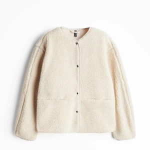 teddy jacka  - Superfin teddy jacka i storlek S, den är lite större i storleken så passar M också! 