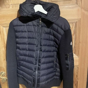 Moncler Cardigan - Moncler cardigan, navy blue, skick 9/10, storlek L,  passar S/M. kvitto och äkthetsbevis finns, 4500kr.