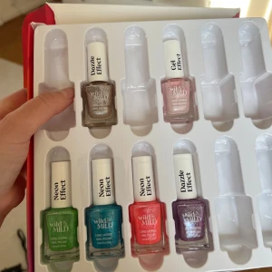 Nagellack set från Wild & Mild - Snyggt set med nagellack från Wild & Mild. Innehåller sex olika färger med olika effekter: Dazzle Effect i brons och lila, Gel Effect i ljusrosa, samt Neon Effect i grönt, blått och rött. Perfekt för att skapa varierande nagelstilar. Bara ett nagellack kostar 69kr