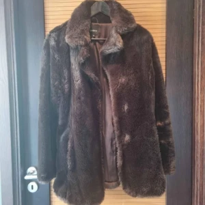 Brun pälsjacka strl 38 - Säljer en lyxig brun pälsjacka från Lindex Jackan har en klassisk design med långa ärmar och en mjuk, fluffig textur. Perfekt för att hålla sig varm och stilren under de kallare månaderna. 🐻