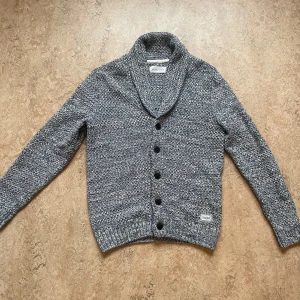 Stickad Cardigan - Tjena 👋 säljer denna otroligt snygga och trendiga cardigan från Pier One i storlek S. Skicket är perfekt, inga defekter eller liknande så 9/10 🔥. Hör av er vid frågor och priset kan såklart diskuteras | Mvh TAresell