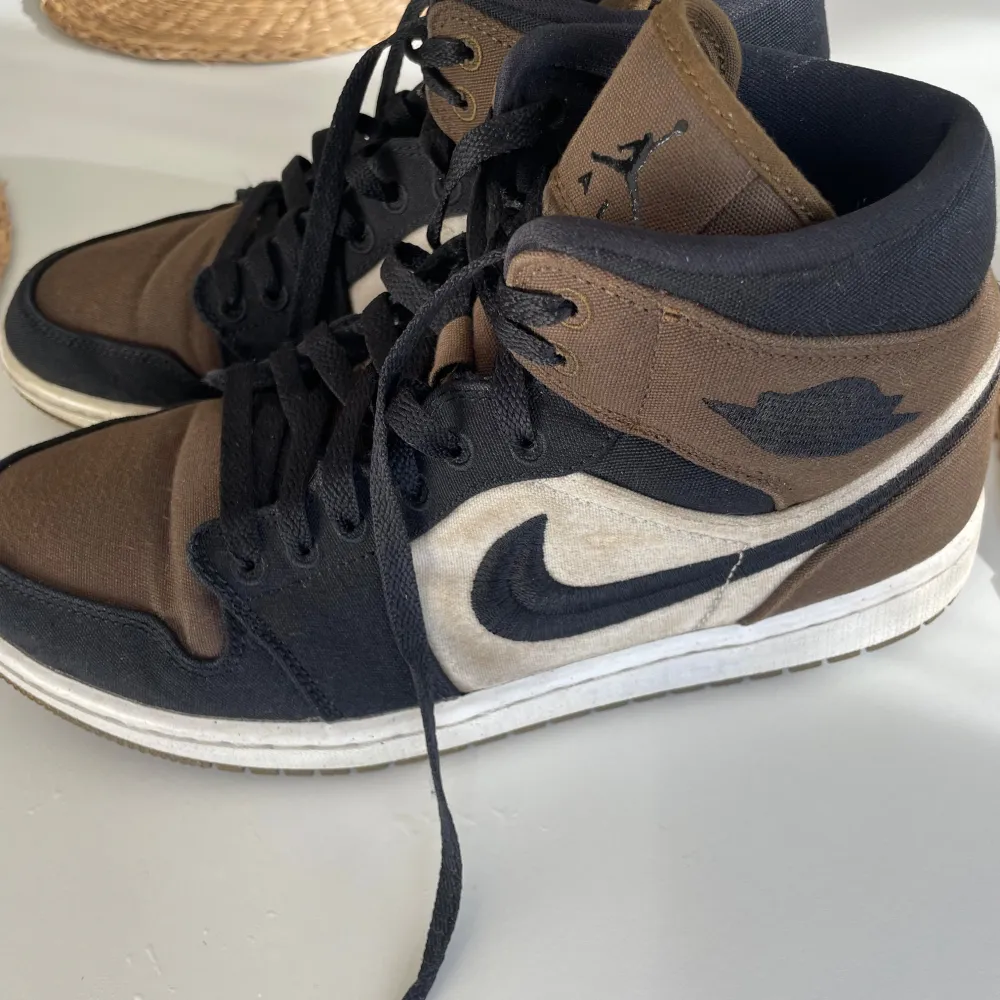 Bruna, svarta och vita Air Jordan skor I storlek 41 som är i mycket bra skick. De passar bra för både killar och tjejer💗 Nypris 1500kr. Kengät.