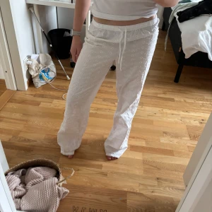 Snygga vita byxor med blombroderi - Super snygga byxor i bomull men liknar linnebyxor till utseendet. Jättesnyggt blombroderi som ger de ett unikare utseende. Köpta på bikbok förra sommaren och knappt använda så jättebra skick. Pris diskuterbart, skriv vid fråget eller för fler bilder💗