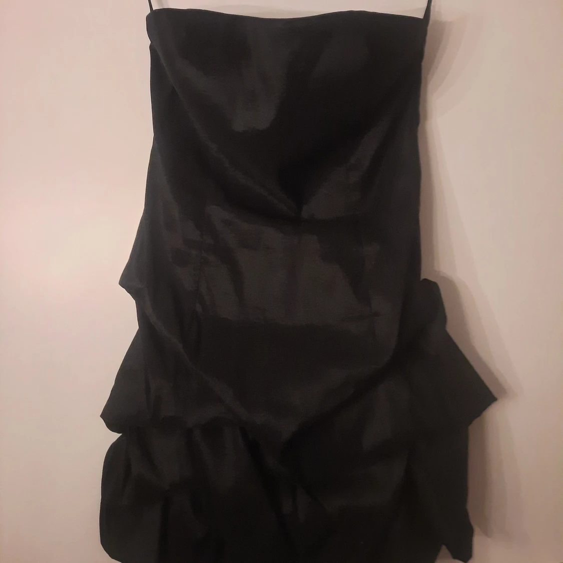 Svart axelbandslös klänning - 1