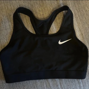 Träningstopp från Nike - Stor garderobrensning♻️Se gärna mina andra annonser. Pris går att diskutera vid flerköp🌸vita sträck framtill som antagligen är damm eller liknande. Går förmodligen bort i tvätten. Aldrig använd, därför jag antar att det är damm.