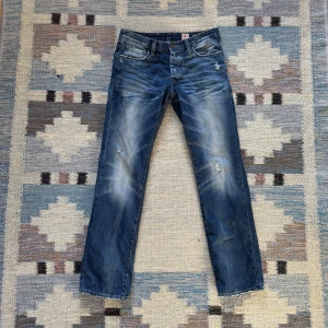 jeans - Snygga blå jack and jones jeans med en klassisk straight/slim fit. De har en lätt slitning för en cool look och femficksdesign. Perfekta för en avslappnad stil.