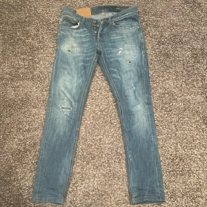 Dondup George  - Tja! Säljer dessa feta dondup jeans i topp skick, inga defekter eller skador! Modellen är George. Hör av er vid minsta fråga eller fundering! 