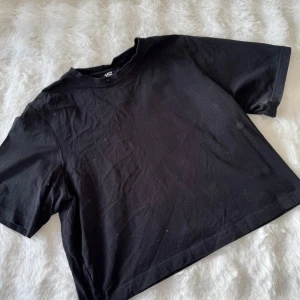 Svart t-shirt från 157 - Säljer en klassisk svart t-shirt från 157 i storlek XL.💕 T-shirten är tillverkad i 100% bomull och har en normal passform med korta ärmar. 💕Perfekt basplagg för alla tillfällen💕