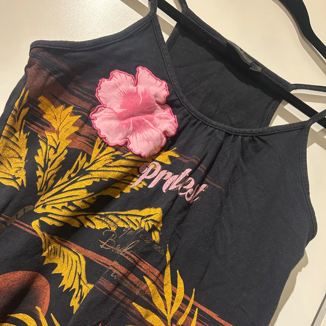 Svart linne med blommigt tryck - 1