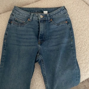 Jeans - Högre i midjan. Sitter skönt.
