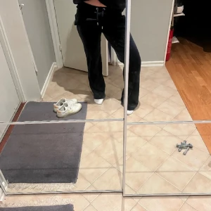 Juicy byxor - Snygga mörkblå byxor med snörning i midjan. De har en bootcut-stil som ger en avslappnad look. Perfekta för en casual outfit.