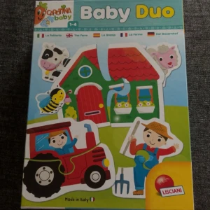 Baby Duo - Bondgårdspussel - Ett färgglatt och pedagogiskt pussel för barn i åldern 1-4 år. Innehåller stora bitar med bondgårdstema, inklusive djur och traktorer. Perfekt för att utveckla motorik och igenkänning av former och färger. Tillverkat i Italien.