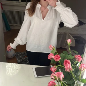 Vit blus från Vero Moda! - Super fin vit blus ifrån Vero Moda i stl Xs! Perfekt till sommaren! Den är helt i nyskick💕pris kan diskuteras!
