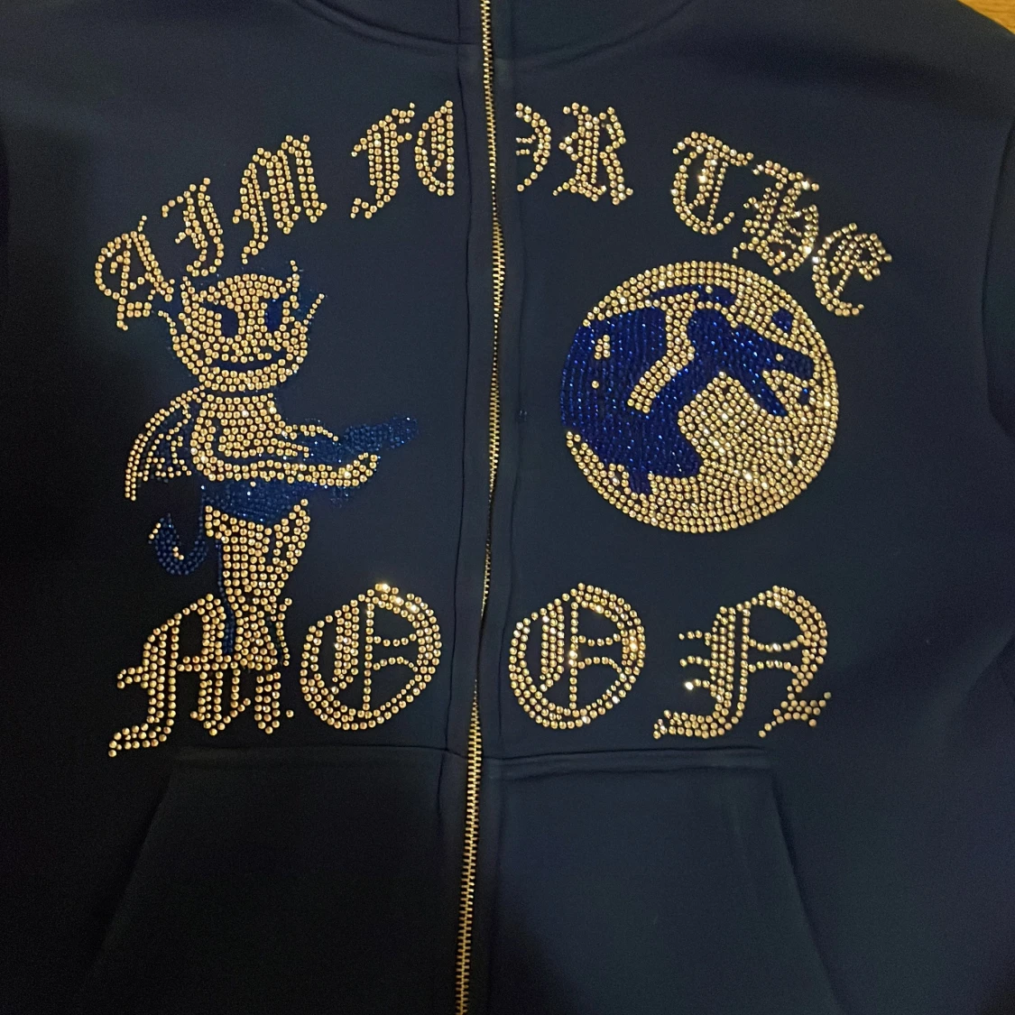 Blå hoodie med dragkedja och text - 1