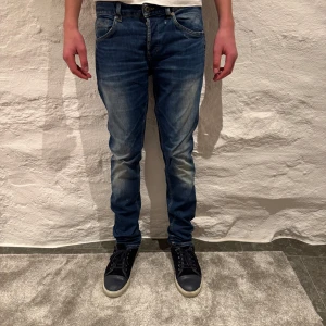 Blå Dondup George jeans  - Snygga blå Dondup George jeans med en klassisk femficksdesign. De har en normal passform och är tillverkade i denim med lätt slitna detaljer, killen på bilden är 185cm, var inte rädd att höra av dig vid några frågor eller funderingar! Pris kan som alltid diskuteras!😉🤩
