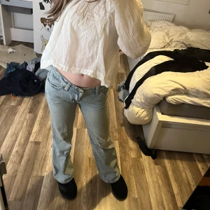 Ljusblå jeans med låg midja - Snygga ljusblå jeans från Gina Tricot med låg midja och klassisk femficksdesign. De har en straight passform och är perfekta för en avslappnad stil. Jeansen har en dragkedja och knapp framtill. Jag är 161cm lång och de passar mig superbra! Fraktas spårbart via PostNord, frakt: 82kr 💋💞💌