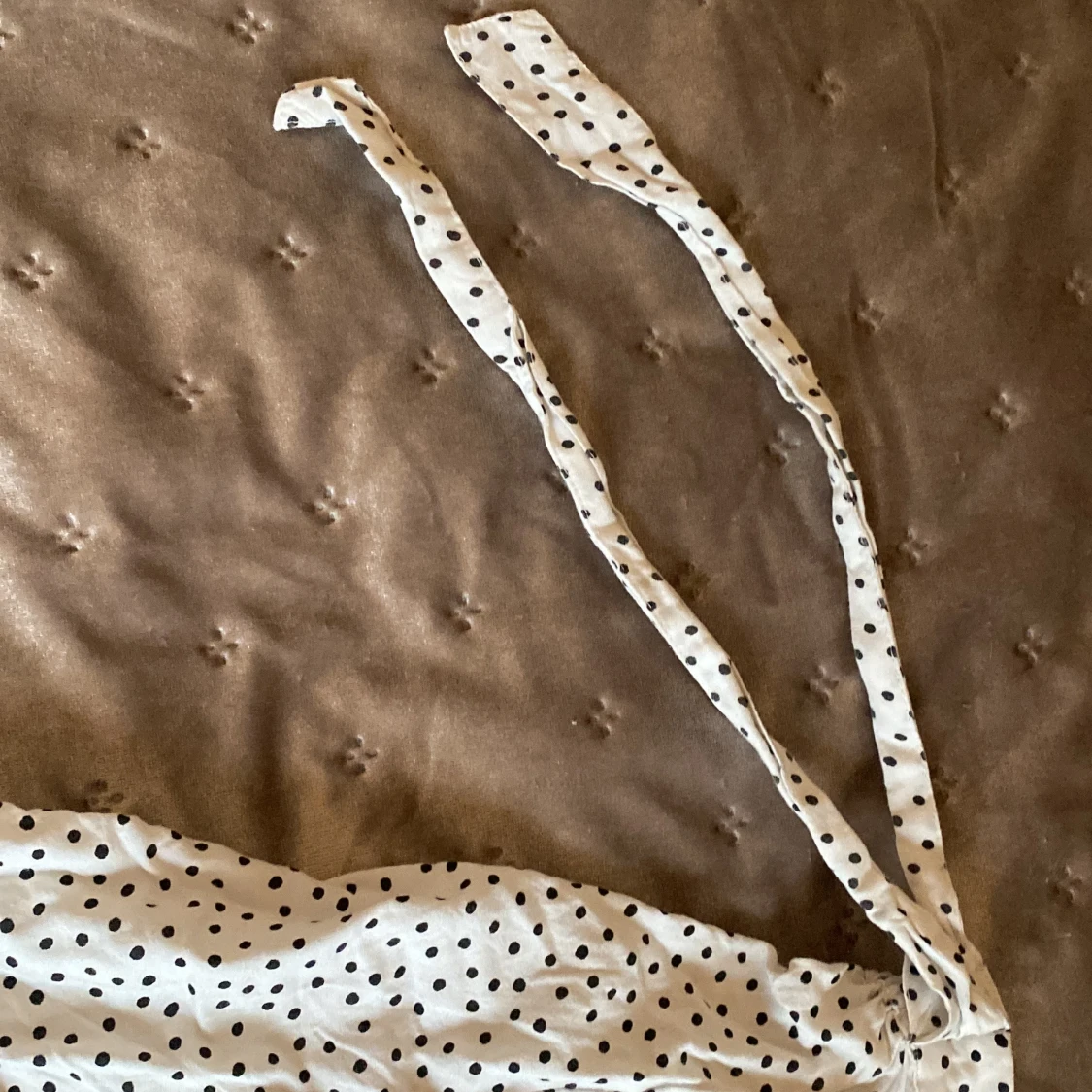 Vit prickig klänning med knytband - 1