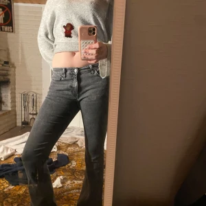 Grå jeans från Gina tricot  - Snygga grå jeans från Gina tricot i storlek 38. Perfekta för en stilren look. Dom är bara lite uppgångna i benen vilket inte syns på långt håll❤️