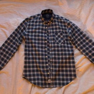 Blå flannel skjorta - Tja. Säljer denna mörkblåa och vit randiga flannel skjortan. Storlek S, inga defekter. Pris kan diskuteras, hör av er vid frågor😊
