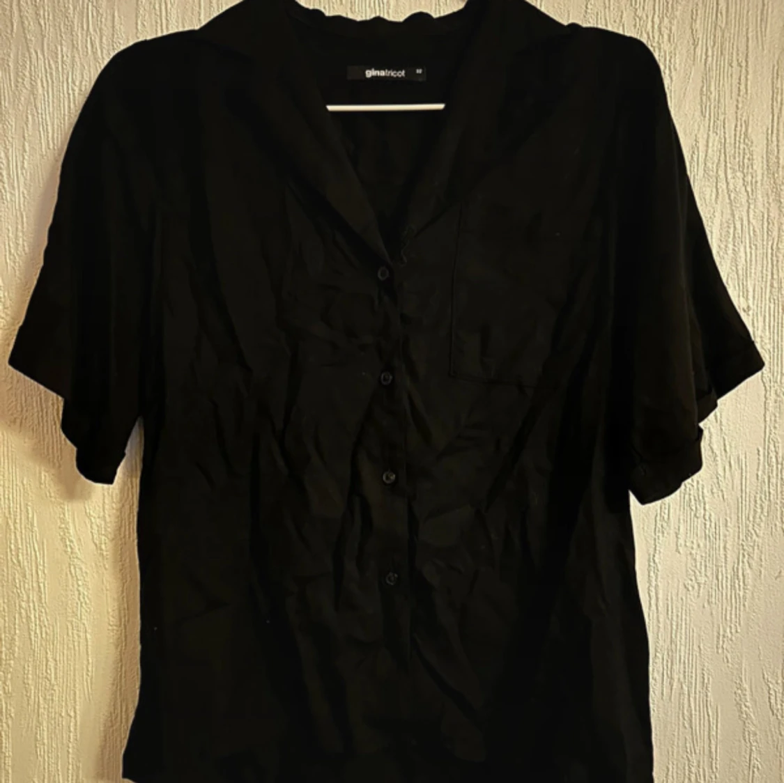 Mattsvart kortärmad skjorta